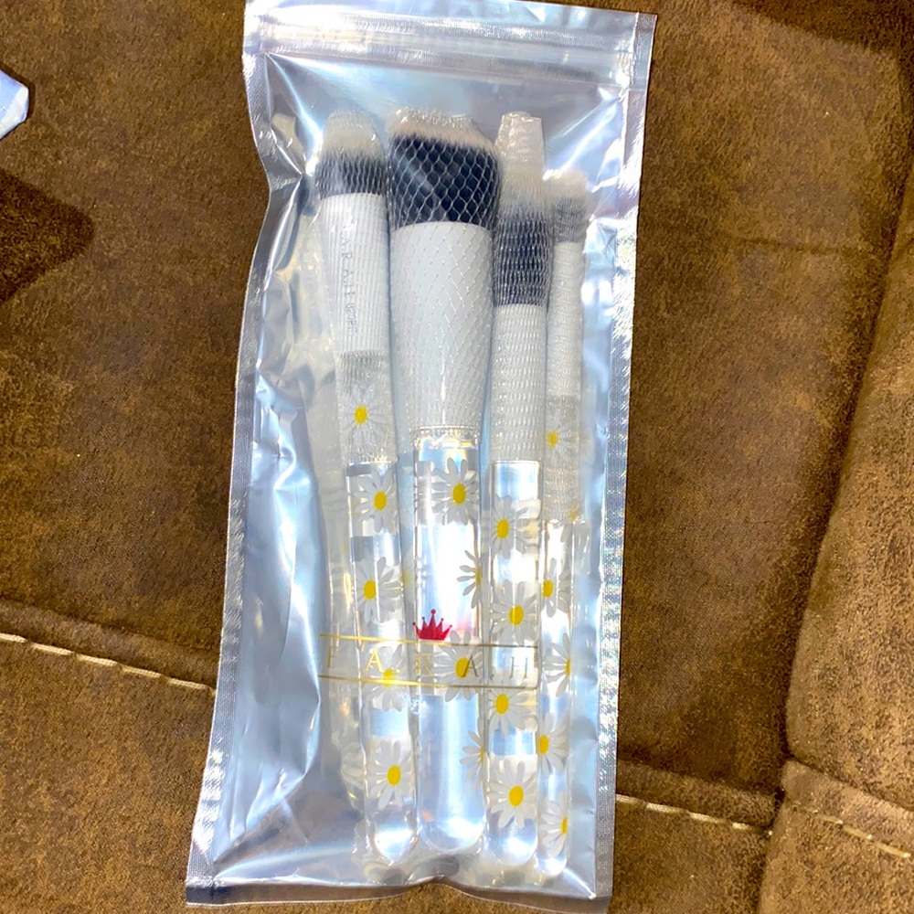 FARAH makeup brushes
